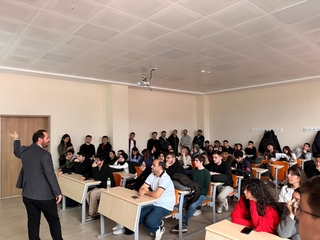 The Faculty of Science and the Entrepreneurship Club collaborated to hold a productive meeting with our undergraduate students on Artificial Intelligence and the Professions of the Future.
