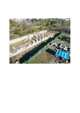 Amastris Antik Kenti'nde Roma dönemine ait sütunlar yerlerine yerleştiriliyor.