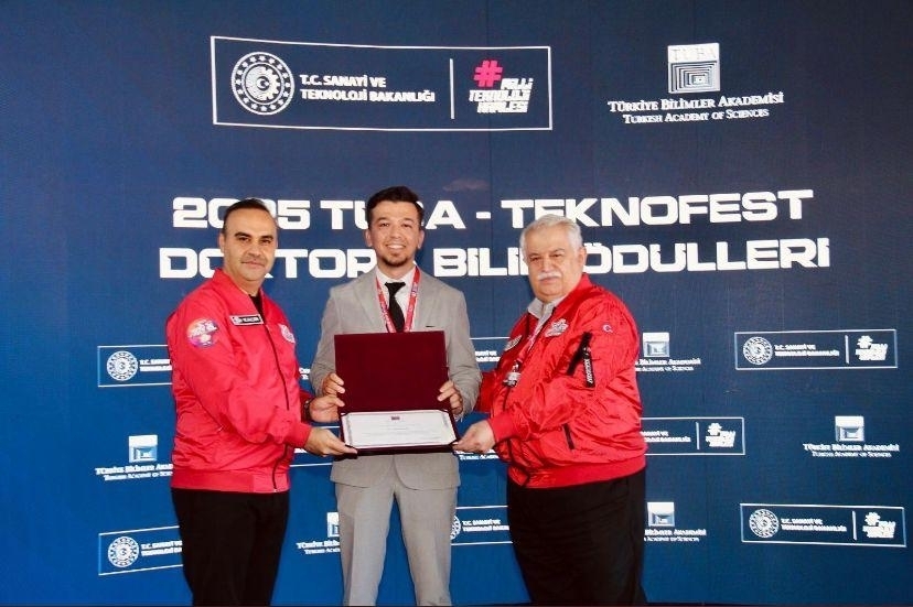 Psikoloji Bölümü'nden Dr. Öğr. Üyesi Samet ÇELİK, "TÜBA-TEKNOFEST Doktora Bilim Ödülü"nü İstanbul'da Düzenlenen Törenle Aldı. Fotograflar 1