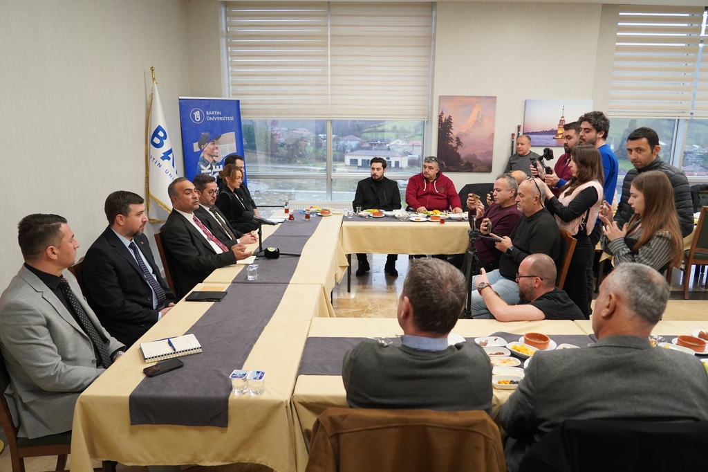 Rector Akkaya Meets with Press Members on the Occasion of 10 January Working Journalists’ Day Kapak