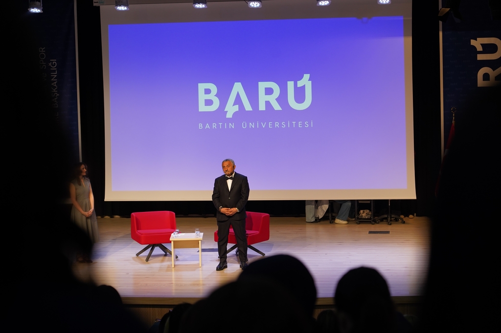 Renowned Hair Stylist Sabit Akkaya Meets with Students at BARÜ Kapak