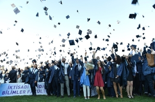DIE 10. ABSCHLUSSFEIER DER BARTIN UNIVERSITÄT