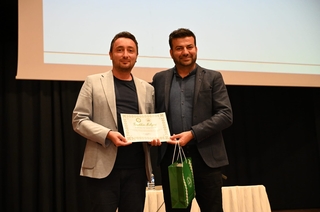 Doç. Dr. Serkan Ertin Artvin Çoruh Üniversitesinde "WANTED: Yazarı Kim Öldürdü? Yapay Zekâ Çağında Yaratıcı Yazarlığa Yeniden Bakış" İsimli Konferansa Konuşmacı Olarak Katıldı