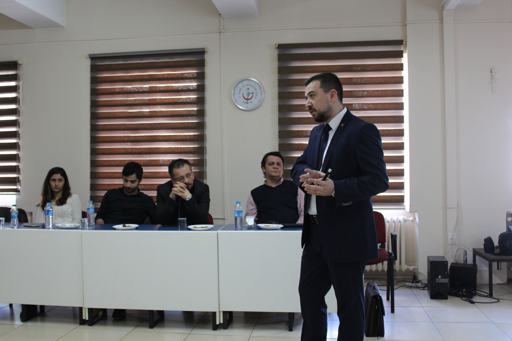 Yüksekokulumuz Halkla ilişkiler ve Tanıtım Programı Öğretim Görevlileri Sağlık çalışanlarına "Hasta Odaklı Hizmet Anlayışı" eğitimi verdi Fotograflar 0