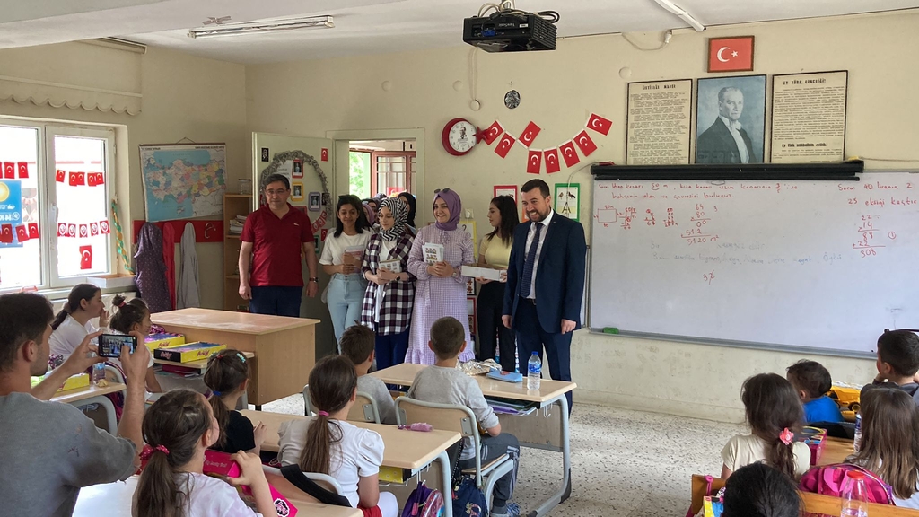 Halkla İlişkiler öğrencilerimiz köy okuluna kütüphane kazandırdı Fotograflar 0