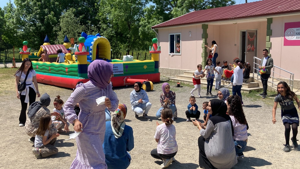 Halkla İlişkiler öğrencilerimiz köy okuluna kütüphane kazandırdı Fotograflar 1
