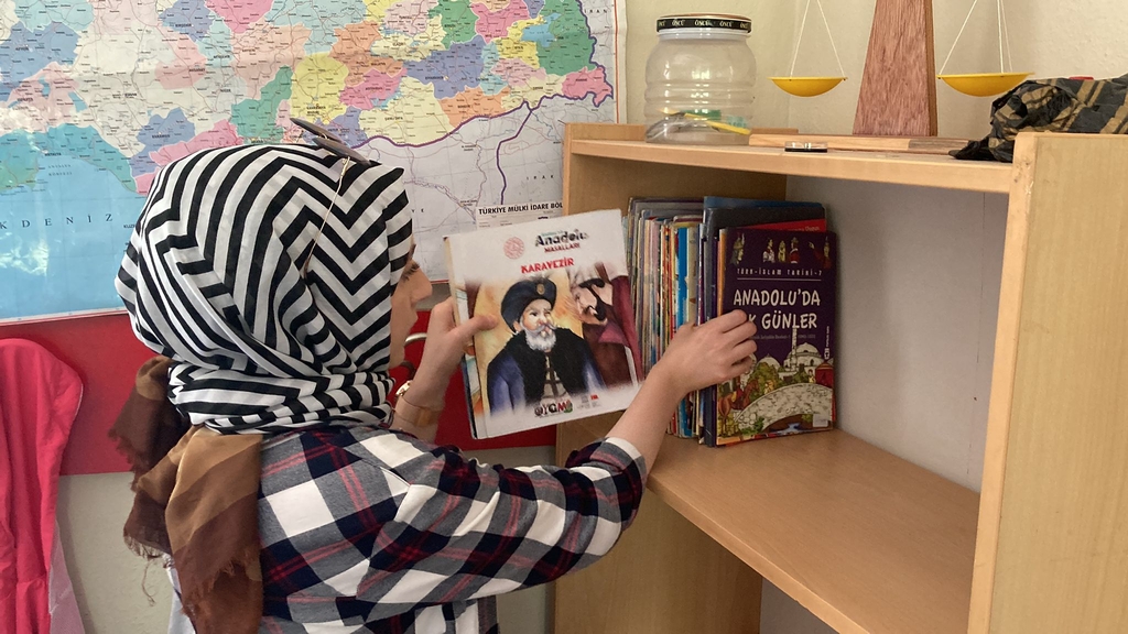 Halkla İlişkiler öğrencilerimiz köy okuluna kütüphane kazandırdı Fotograflar 2