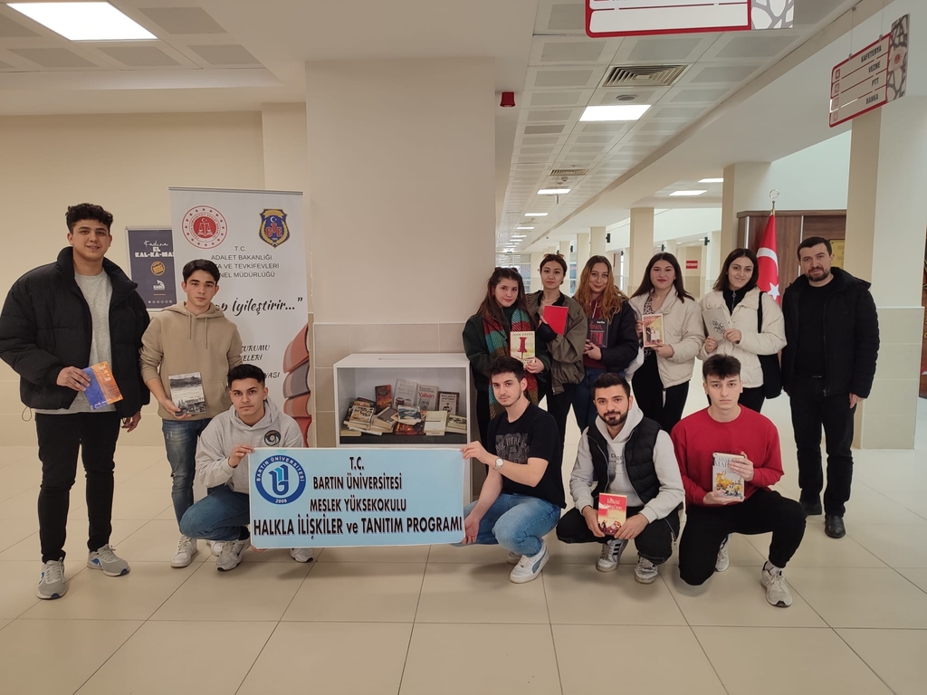 Öğrencilerimizden "Kitap İyileştirir" Kampanyasına Destek Fotograflar 3