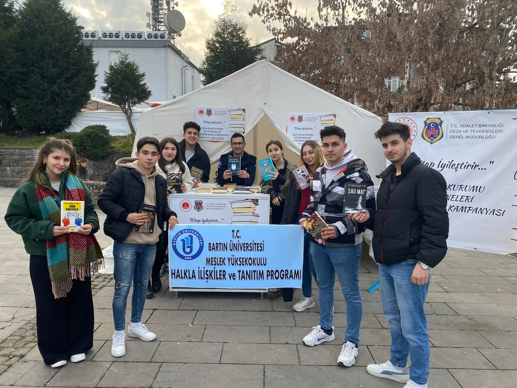 Öğrencilerimizden "Kitap İyileştirir" Kampanyasına Destek Fotograflar 2