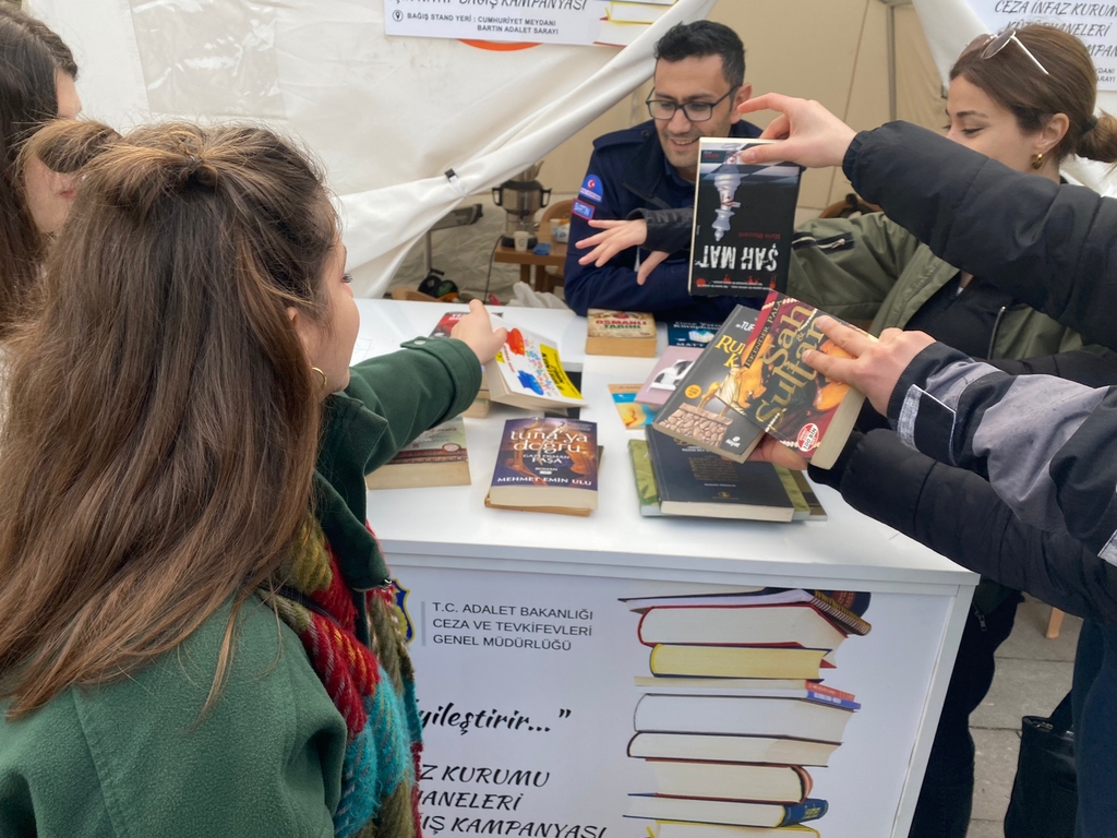Öğrencilerimizden "Kitap İyileştirir" Kampanyasına Destek Fotograflar 1