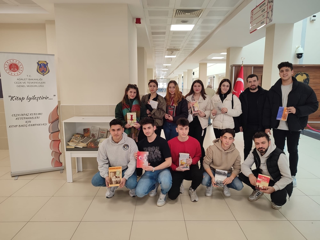 Öğrencilerimizden "Kitap İyileştirir" Kampanyasına Destek Fotograflar 0