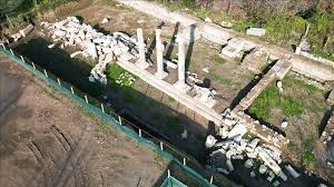 Amastris Antik Kenti'nde Roma dönemine ait sütunlar yerlerine yerleştiriliyor