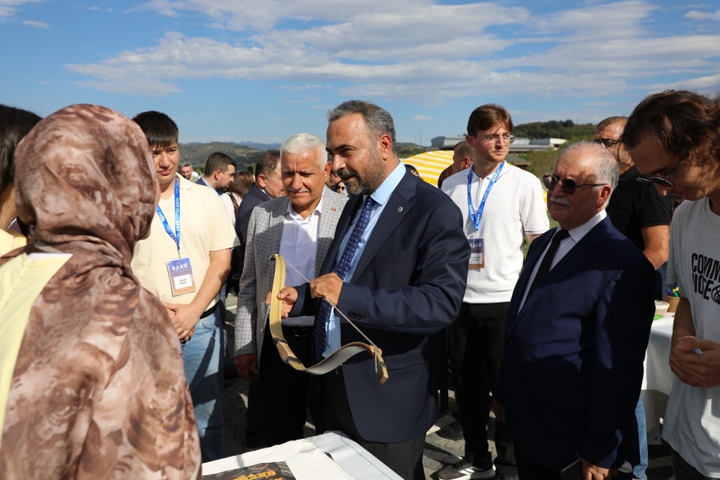 Bartın Üniversitesi (BARÜ) öğrencileri düzenlenen ‘Hoş Geldiniz’ şenliğiyle yeni eğitim-öğretim dönemine coşkuyla başladı. Fotograflar 2