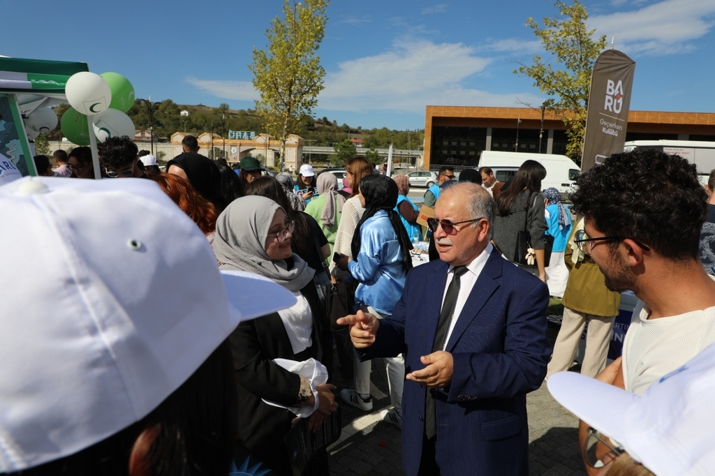 Bartın Üniversitesi (BARÜ) öğrencileri düzenlenen ‘Hoş Geldiniz’ şenliğiyle yeni eğitim-öğretim dönemine coşkuyla başladı. Fotograflar 0