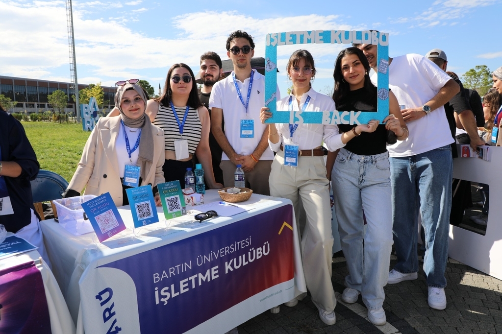Bartın Üniversitesi (BARÜ) öğrencileri düzenlenen ‘Hoş Geldiniz’ şenliğiyle yeni eğitim-öğretim dönemine coşkuyla başladı. Fotograflar 4