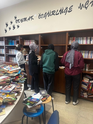 Bartın Cumhuriyet Ortaokulu Kütüphanesi Türkçe Öğretmenliği Öğrencileri Tarafından Yeniden Düzenlendi