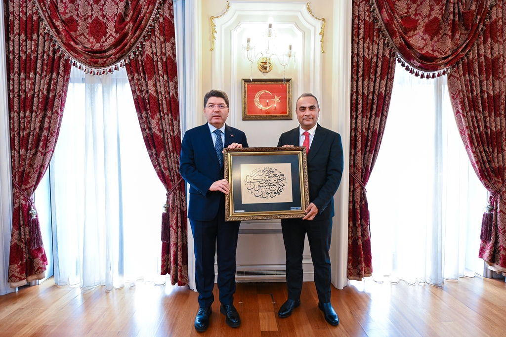 Rektör Akkaya, Adalet Bakanı Yılmaz Tunç’u ziyaret etti Kapak