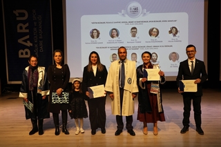 Bartın Üniversitesinde (BARÜ) akademik başarıların ve bilimsel üretkenliğin teşvik edilmesi amacıyla “Akademik Giysi ve Akademik Performans Ödül Töreni” düzenlendi.